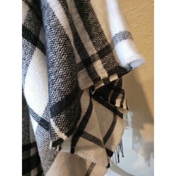 A New Day Womens Poncho One Size Fits Most Black/White Plaid Fringe Hem - Picture 6 of 9